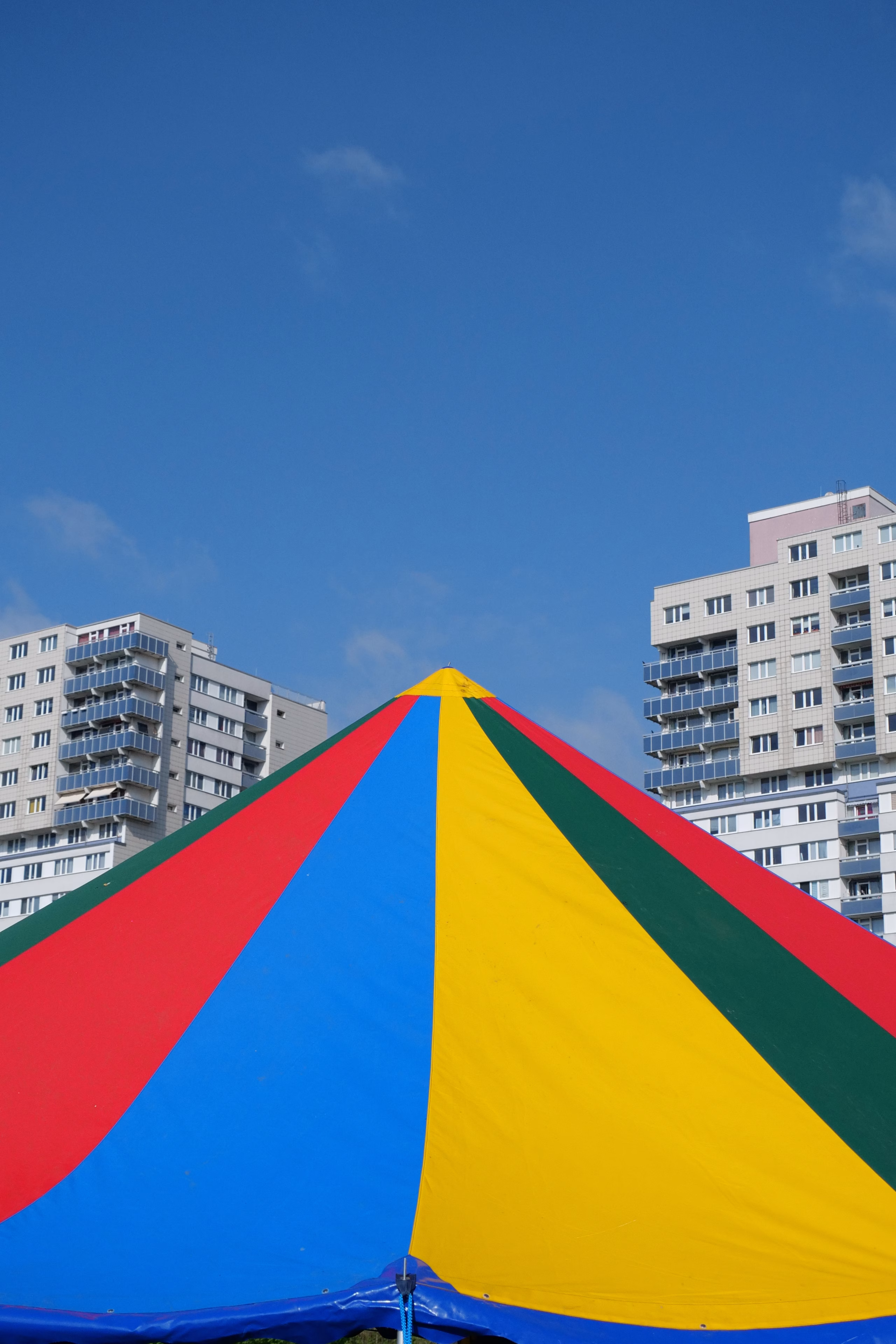 Zirkuszelt am Niedersachsenplatz in Halle-Neustadt