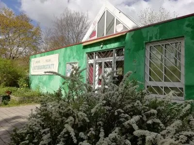 Der Eingang der Grünen Villa ist zu sehen.