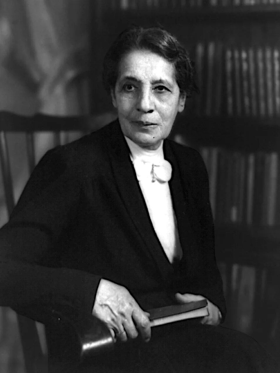 Lise_Meitner_(edited_2)