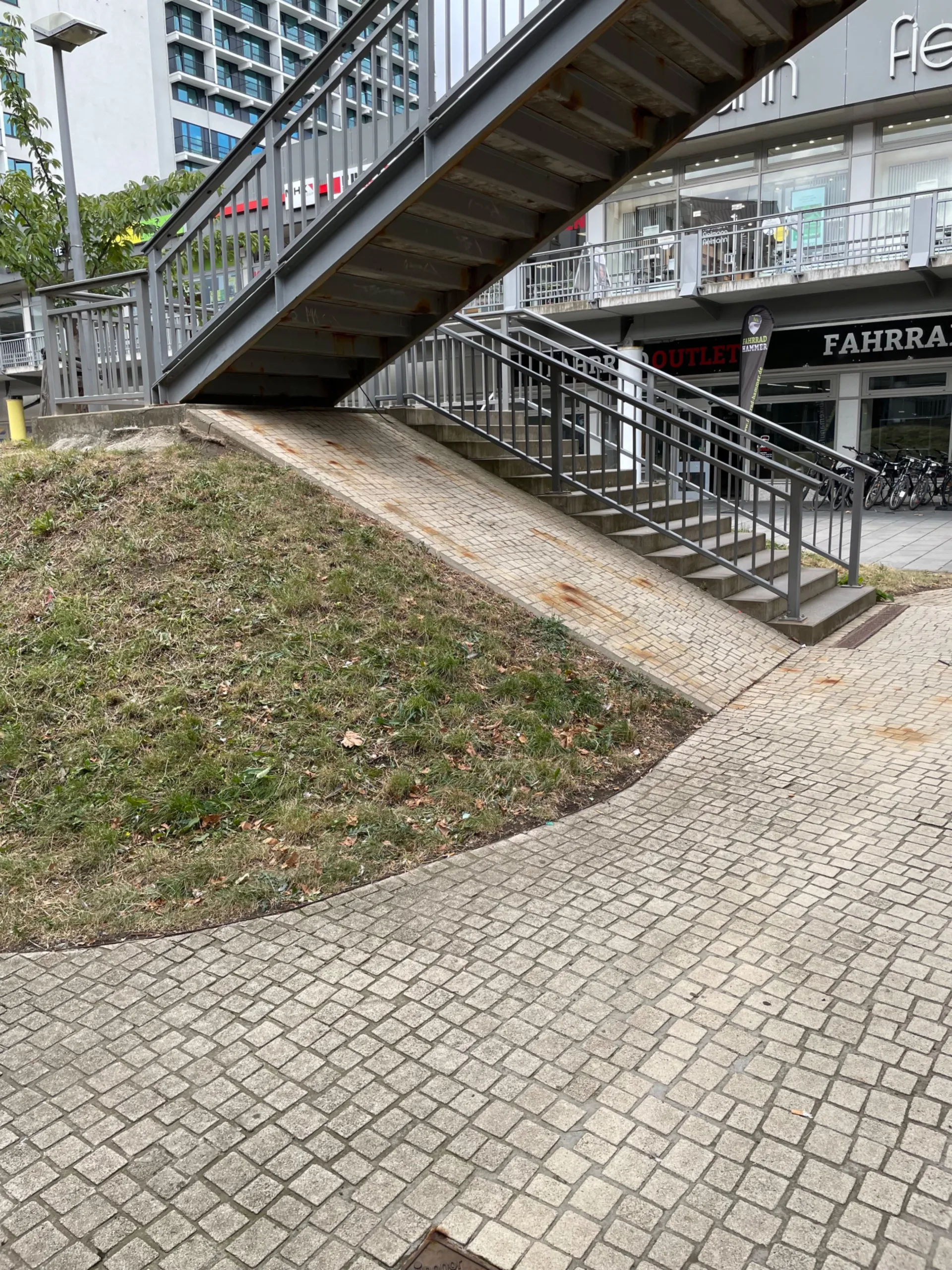 Eine Bank in der Neustädter Passage. Rauer Boden aber spaßig zum fahren.
