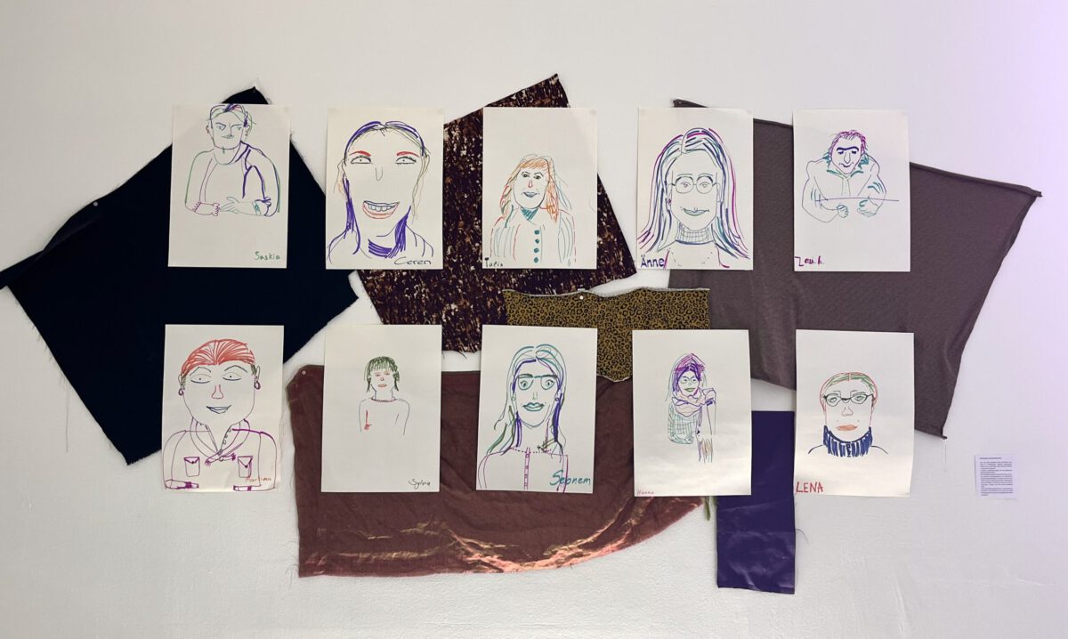 Das Kunstwerk zeigt 10 Bilder. Auf jedem Papier ist mit vielen unterschiedlichen Farben eine Person gemalt. Es steht jeweils ein Name unter den Personen: Saskia, Ceren, Talin, Änne, Sarkisjan, Martina, Sylvia, Sebnem, Hanna und Lena.